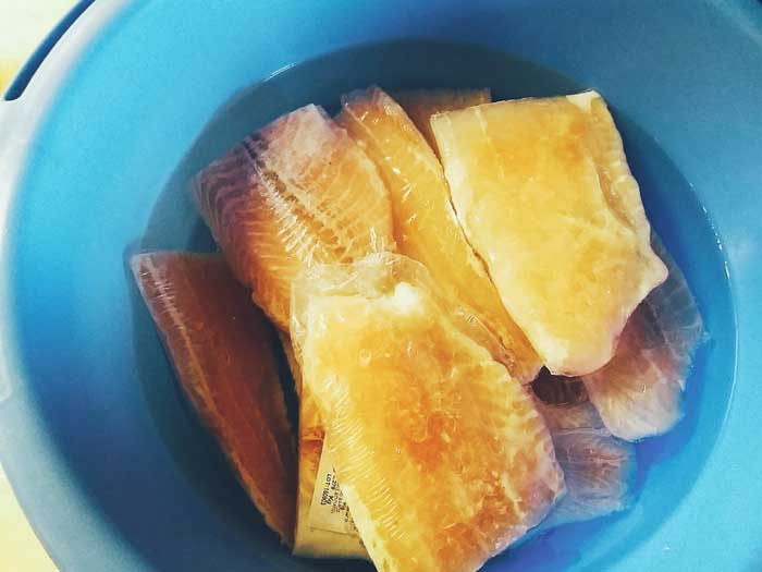 ξεπαγώνουμε τα φιλέτα ψαριου