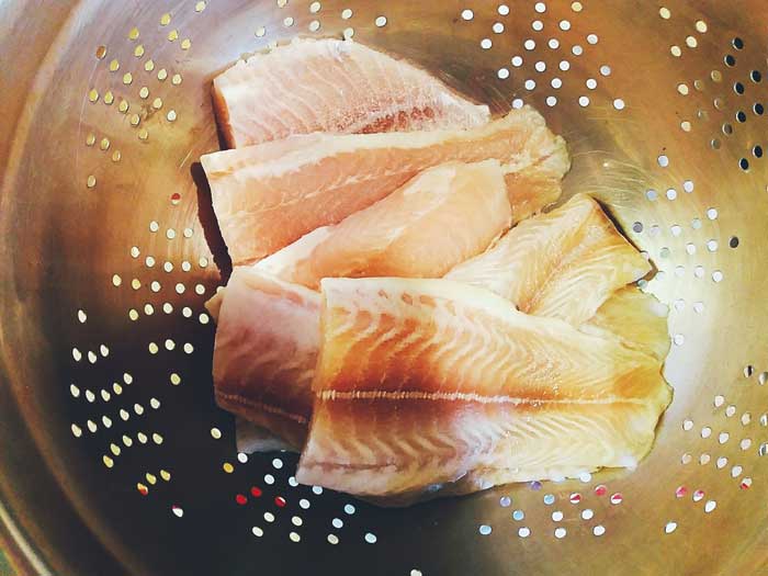 βάζουμε το ψάρι σε σουρωτήρι για να στραγγίσει καλά.