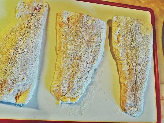 Αλατοπιπερώνουμε τα φιλέτα ψαριου  και από τις δύο πλευρές, τα αλευρώνουμε και τα τοποθετούμε σε 1 δίσκο.