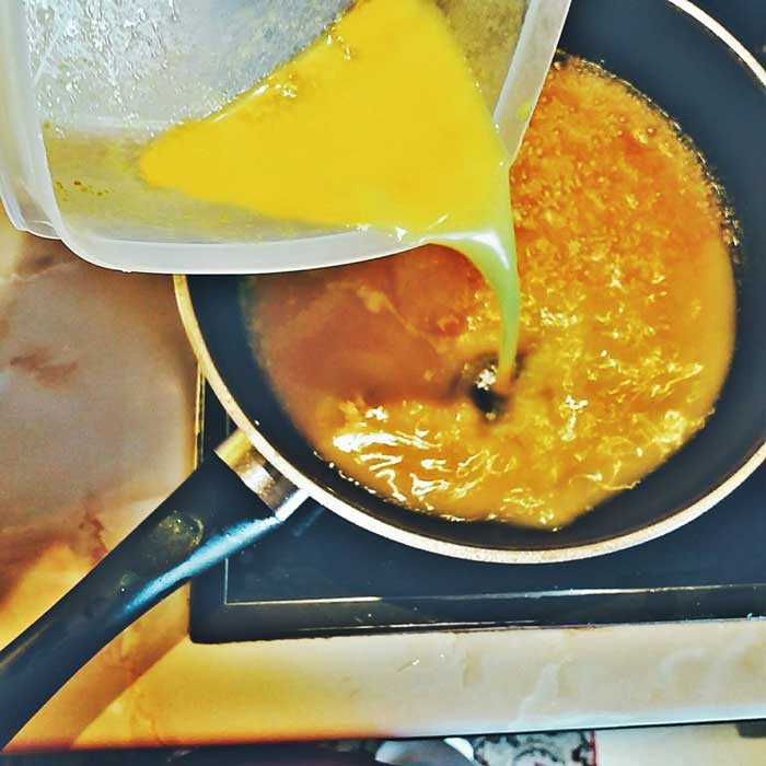 ρίχνω το μείγμα στο τηγάνι