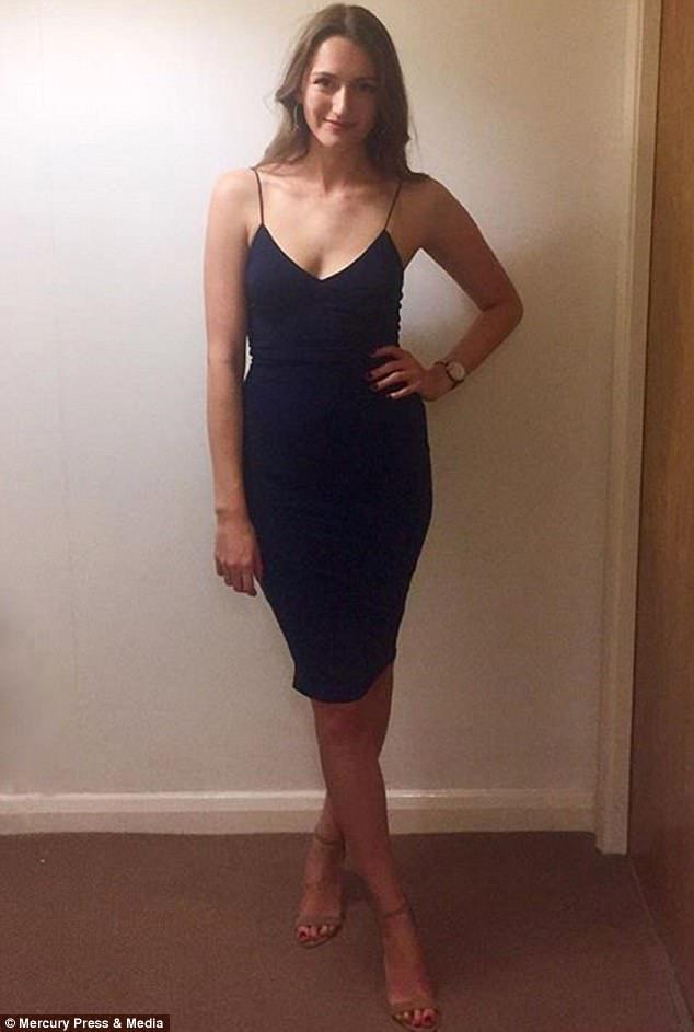 Γυναίκα με νόσο του Bowen ποζάρει υπερήφανα με το σακουλάκι της και δίνει ένα μάθημα ζωής.