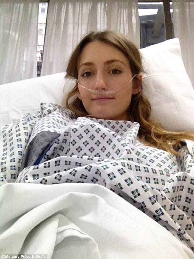 Γυναίκα με νόσο του Bowen ποζάρει υπερήφανα με το σακουλάκι της και δίνει ένα μάθημα ζωής.