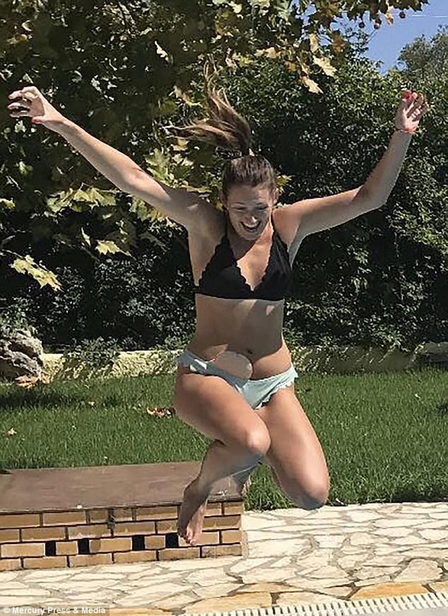 Γυναίκα με νόσο του Bowen ποζάρει υπερήφανα με το σακουλάκι της και δίνει ένα μάθημα ζωής.