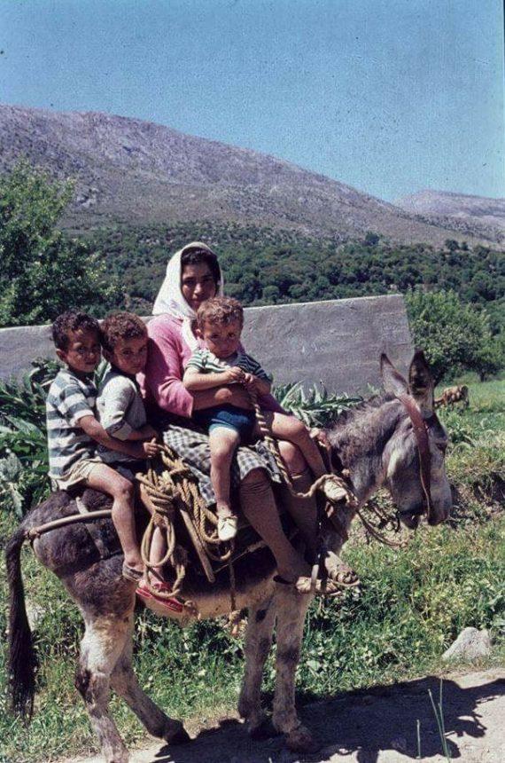 Νοσταλγικές φωτογραφίες που μας θυμίζουν τη ζωή στο χωριό που όλοι αγαπήσαμε & λησμονήσαμε