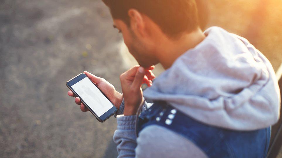 Εντόπισες ακατάλληλο υλικό στο κινητό του παιδιού; Πως να το χειριστείς σύμφωνα με τη Δρ Ε. Αλεβίζου