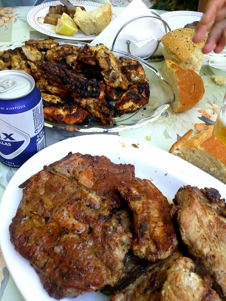 Οικογενειακή υπόθεση: Κοτόπουλο και μπριζόλες στα κάρβουνα με την πιο γευστική μαρινάρα