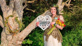 Συμβαίνει: 34χρονη στην Αγγλία παντρεύτηκε δέντρο