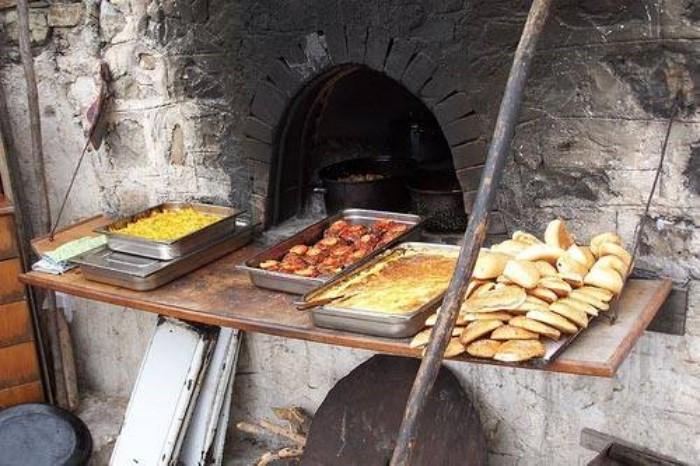 Το ταψί με το γιουβέτσι στο φούρνο της γειτονιάς: Το παραδοσιακό έθιμο που χάθηκε στα χρόνια