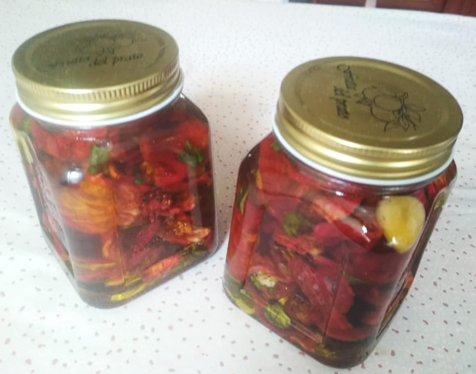 λιαστές ντομάτες στο βάζο