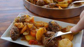 Σουτζουκάκια με λαχανικά & πατάτες στο φούρνο - Amazing recipe-Kebap im Blech