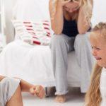 Η πίεση των γονέων να είναι "τέλειοι γονείς" και η εξουθένωση προκαλούν γονική αμέλεια, βiα και τάσεις φυγής