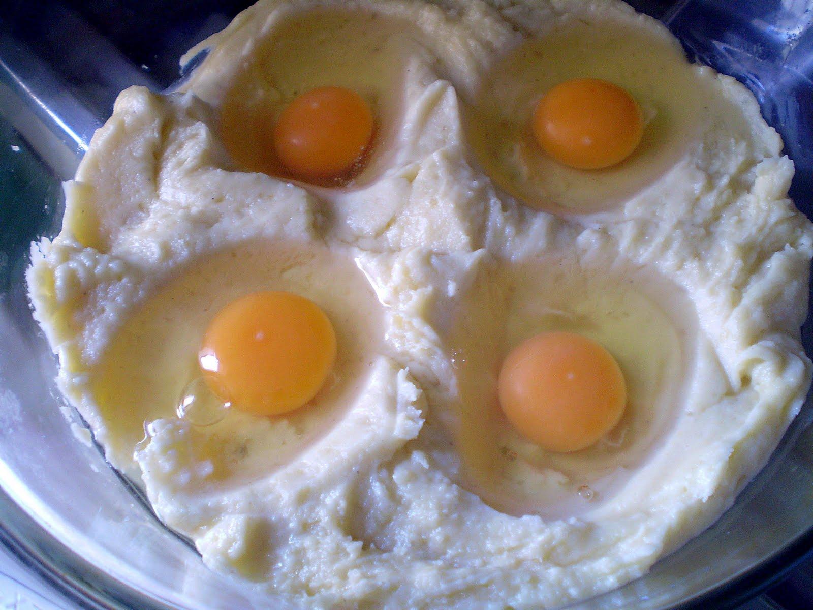 Πούρες πατάτας με αυγά "μάτια" στο φούρνο