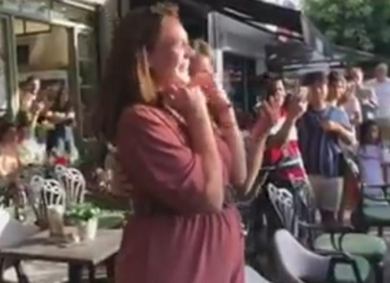 Κρήτη: Εκπληκτική πρόταση γάμου σε πλατεία – Η μέλλουσα νύφη προσπαθούσε να πιστέψει στα μάτια της – video