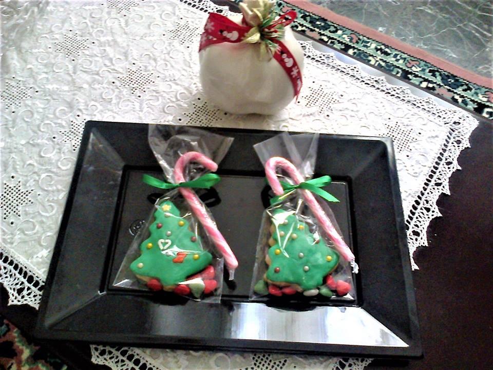 Μπισκότα σε χριστουγεννιάτικα σχέδια για δώρο ή κέρασμα