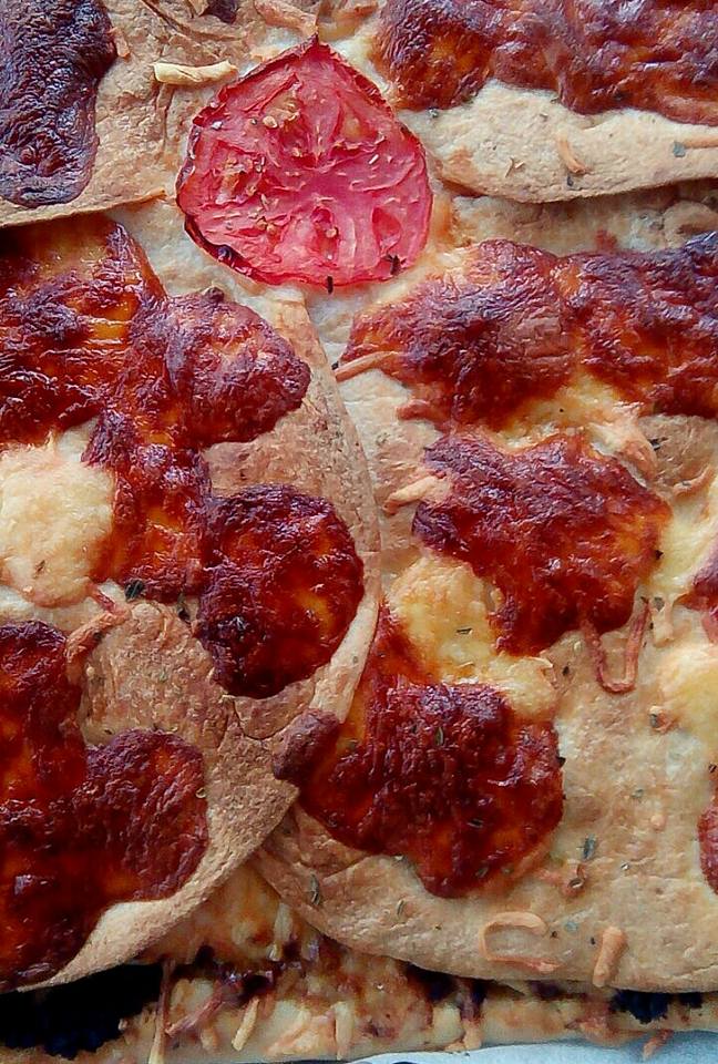 Σπιτική πίτσα με κιμά και τορτίγιες- Double pizza with meat