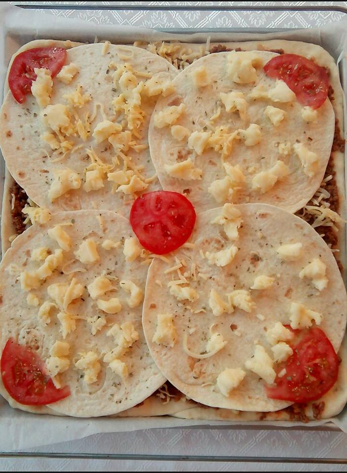 Σπιτική πίτσα με κιμά και τορτίγιες- Double pizza with meat