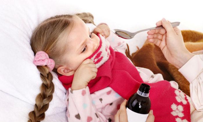 5 συχνές ερωτήσεις στη χορήγηση φαρμάκων για βήχα και κρυολόγημα στα παιδιά