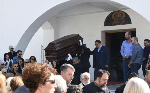 Δημήτρης Ουγγαρέζος: Το τελευταίο αντίο στην κηδεία της μητέρας του