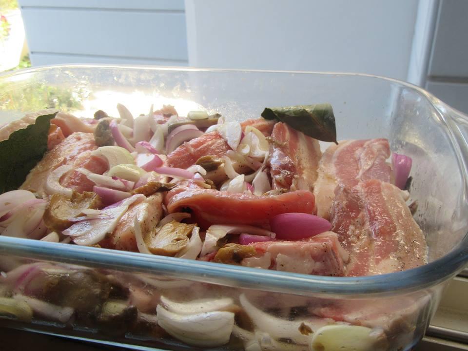 Ρεβίθια στον φούρνο με χοιρινή πανσέτα και λαχανικά
