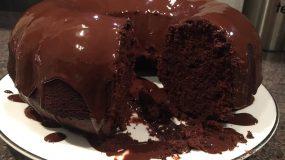 Σοκοκόλαση: Κέικ σοκολάτας αφράτο με γλάσσο σοκολάτας