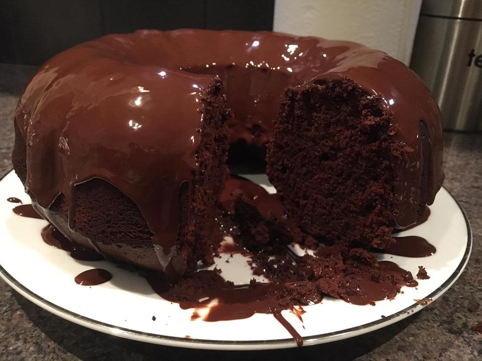 Σοκοκόλαση: Κέικ σοκολάτας αφράτο με γλάσσο σοκολάτας