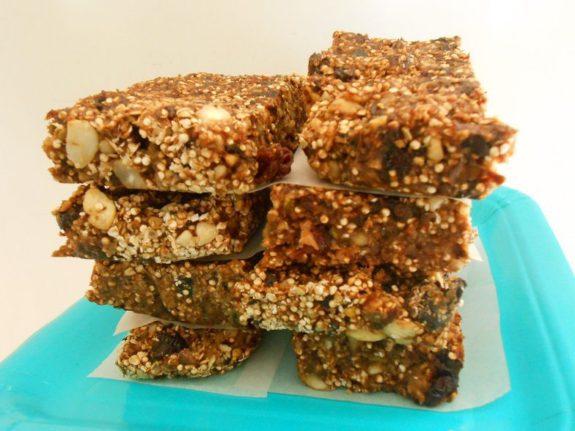 Υγιεινές μπάρες granola με δαμάσκηνα και κινόα-Granola bars with plums and quinoa