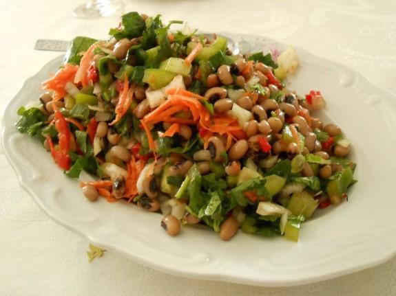 Σαλάτα με μαυρομάτικα φασολιά για συνοδευτικό ή κυρίως-Special salad of black-eyed
