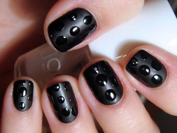 Εντυπωσιακά μαύρα νύχια με υπέροχα σχέδια που θα σας ξετρελάνουν!