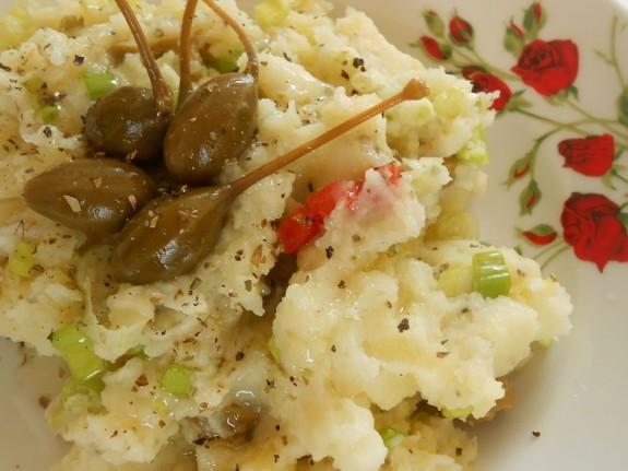 Συνταγή για καππαροσαλάτα με σκόρδο, πατάτες και ελιές