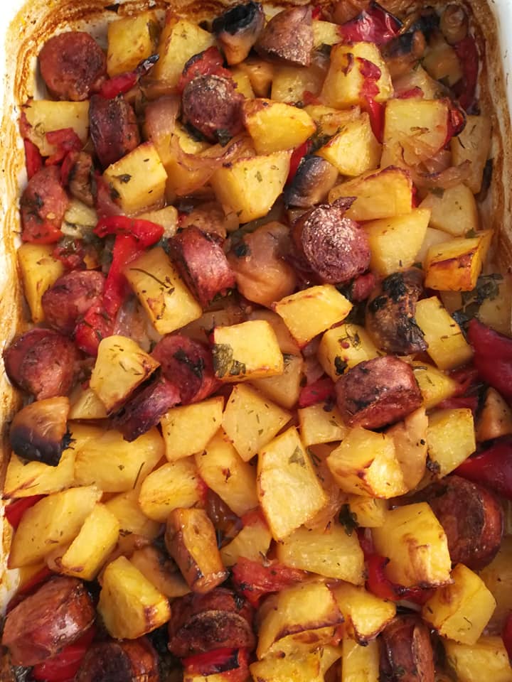 Λουκάνικα στο φούρνο με διάφορα λαχανικά πολύ εύκολα και γρήγορα!