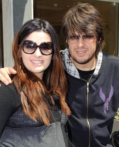 8 διάσημοι Έλληνες που ερωτεύτηκαν θαυμαστές τους και κατέληξαν στα σκαλιά της εκκλησίας