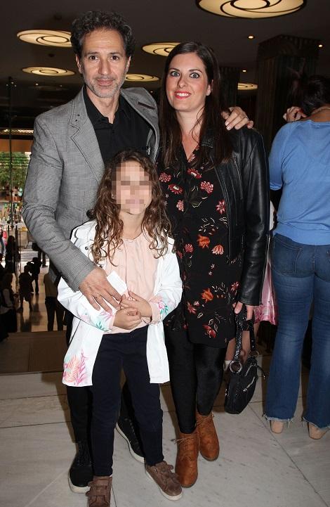 8 διάσημοι Έλληνες που ερωτεύτηκαν θαυμαστές τους και κατέληξαν στα σκαλιά της εκκλησίας