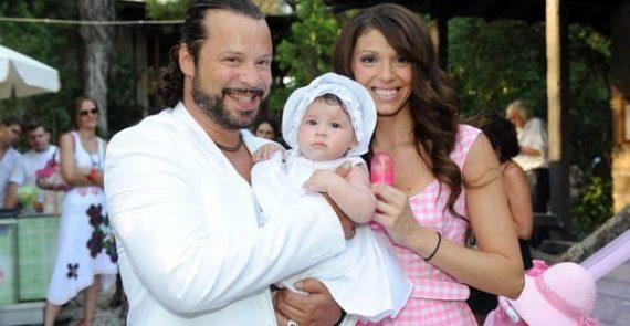 8 διάσημοι Έλληνες που ερωτεύτηκαν θαυμαστές τους και κατέληξαν στα σκαλιά της εκκλησίας