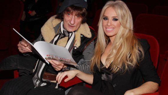 8 διάσημοι Έλληνες που ερωτεύτηκαν θαυμαστές τους και κατέληξαν στα σκαλιά της εκκλησίας