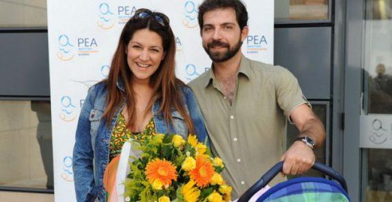 8 διάσημοι Έλληνες που ερωτεύτηκαν θαυμαστές τους και κατέληξαν στα σκαλιά της εκκλησίας