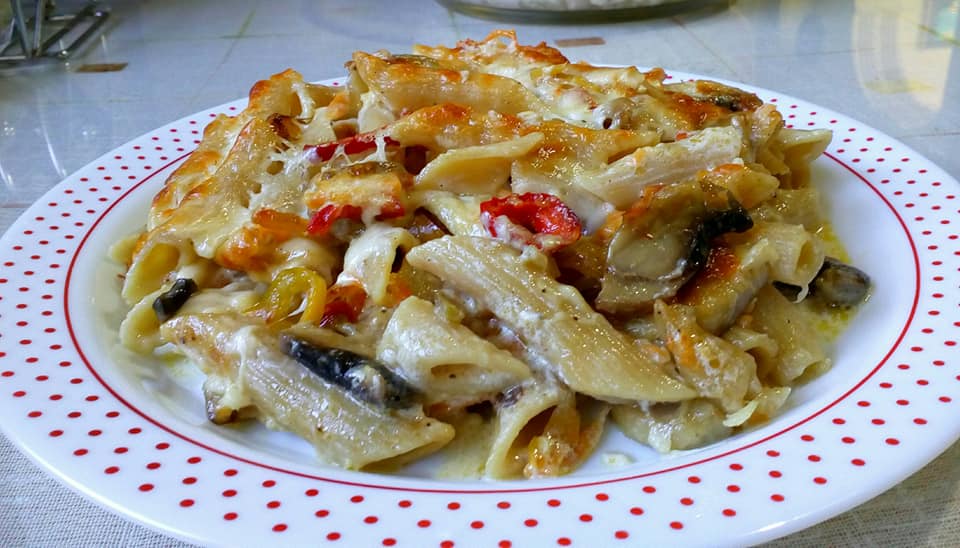 Πέννες ολικής άλεσης με λαχανικά και κρέμα γάλακτος στο φούρνο