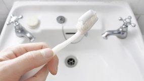 16 πανέξυπνες και σωτήριες χρήσεις της Οδοντόκρεμας στο καθάρισμα