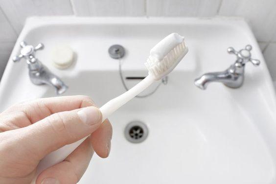 16 πανέξυπνες και σωτήριες χρήσεις της Οδοντόκρεμας στο καθάρισμα