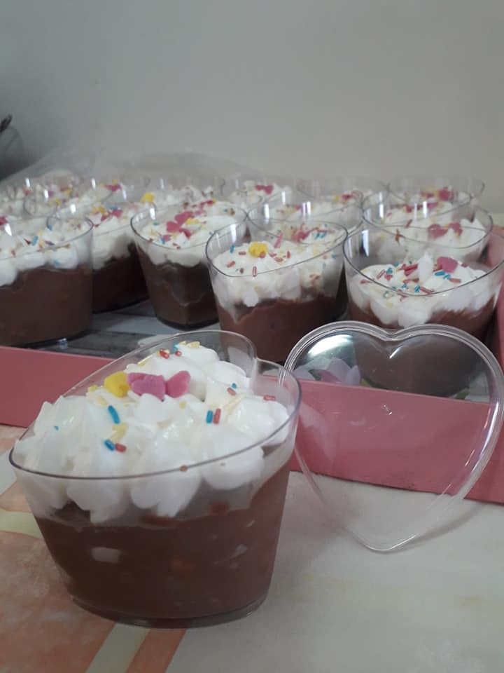 Ατομικά γλυκάκια με σοκολάτα και μπισκότο για το παιδικό πάρτι