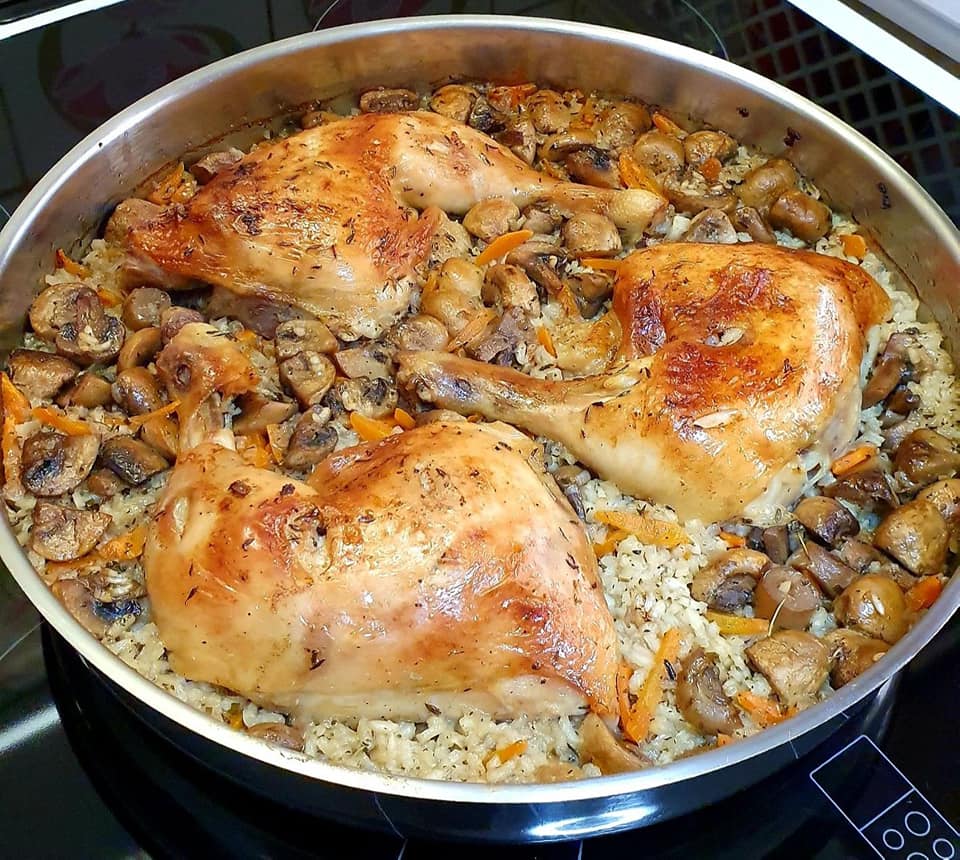 Μπούτι κοτόπουλο στο φούρνο με ρύζι και μανιτάρια