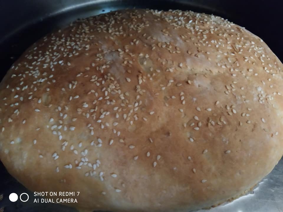 Συνταγή για σπιτικό ζυμωτό ψωμί με σουσάμι