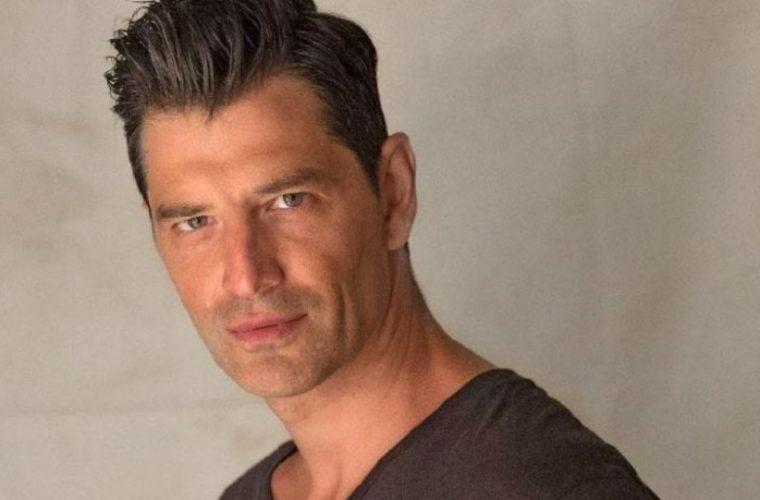 Υπέροχη φωτογραφία: Τα παιδιά του Σάκη Ρουβά παρατεταγμένα στη σειρά για το σχολικό Υπέροχη φωτογραφία: Τα παιδιά του Σάκη Ρουβά παρατεταγμένα στη σειρά για το σχολικό