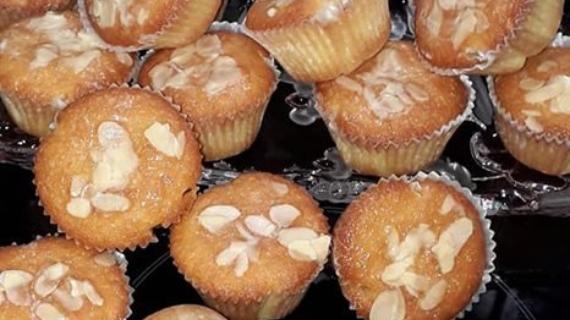 Ατομικά κεκάκια λεμονιού αφράτα και ζουμερά με φιλέ αμυγδάλου