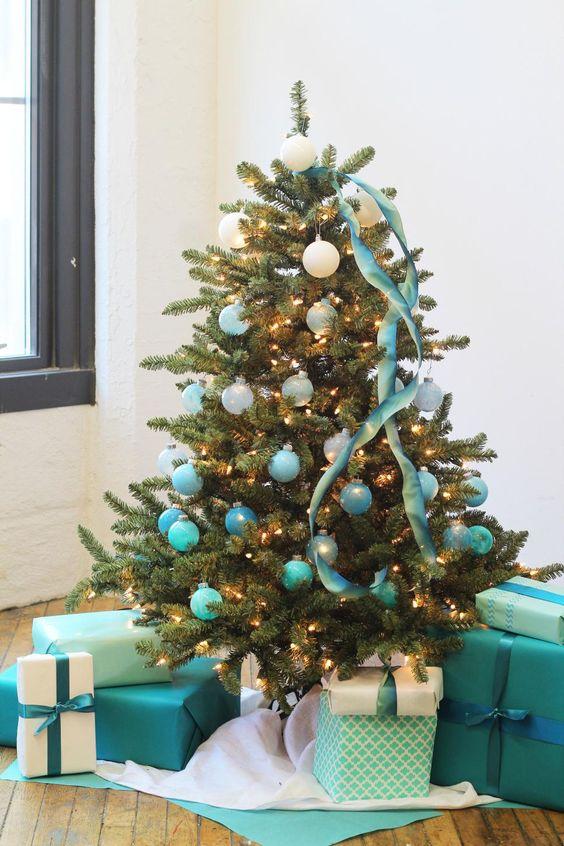 Εντυπωσιακές ιδέες για έτοιμα και DIY Ombre Χριστουγεννιάτικα δέντρα