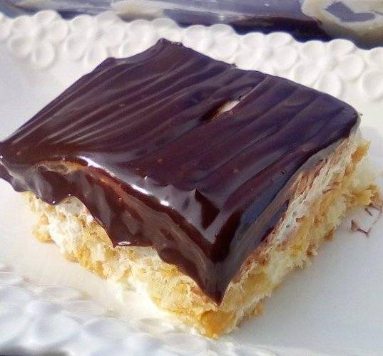 Γλυκό ψυγείου με σαβαγιάρ, σαντιγί και γλάσο σοκολάτας Γλυκό ψυγείου με σαβαγιάρ, σαντιγί και γλάσο σοκολάτας