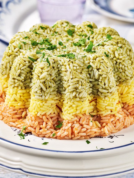 Εντυπωσιακό τρίχρωμο ρύζι σε φόρμα με σάλτσα ντομάτας και pesto!