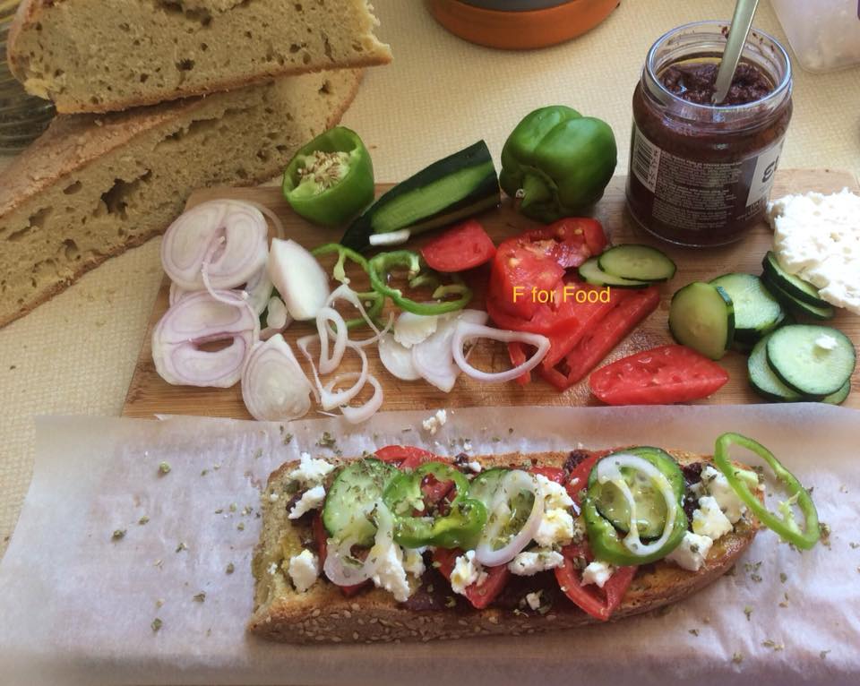 Χωριάτικη σαλάτα σε σάντουιτς-Ένα γρήγορο και θρεπτικό κολατσιό!