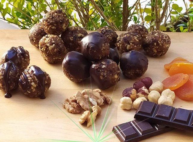 Σοκολατάκια με στέβια, αποξηραμένα φρούτα και ξηρούς καρπούς