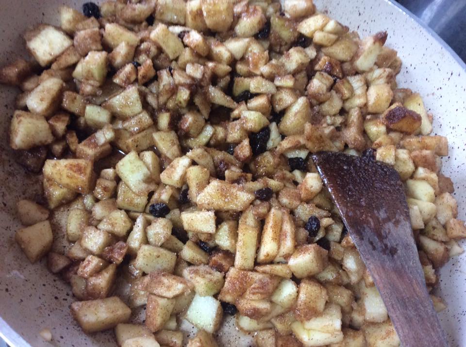 Νηστίσιμα μηλοπιτάκια με μπισκοτένια ζύμη και γέμιση από σταφίδες