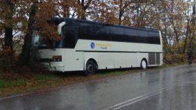Εκτροπή λεωφορείου με 37 μαθητές έξω απ’ την Καλαμπάκα μετά από σύγκρουση